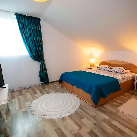 בית אירוח Casuta Cu Zorele Două Mai